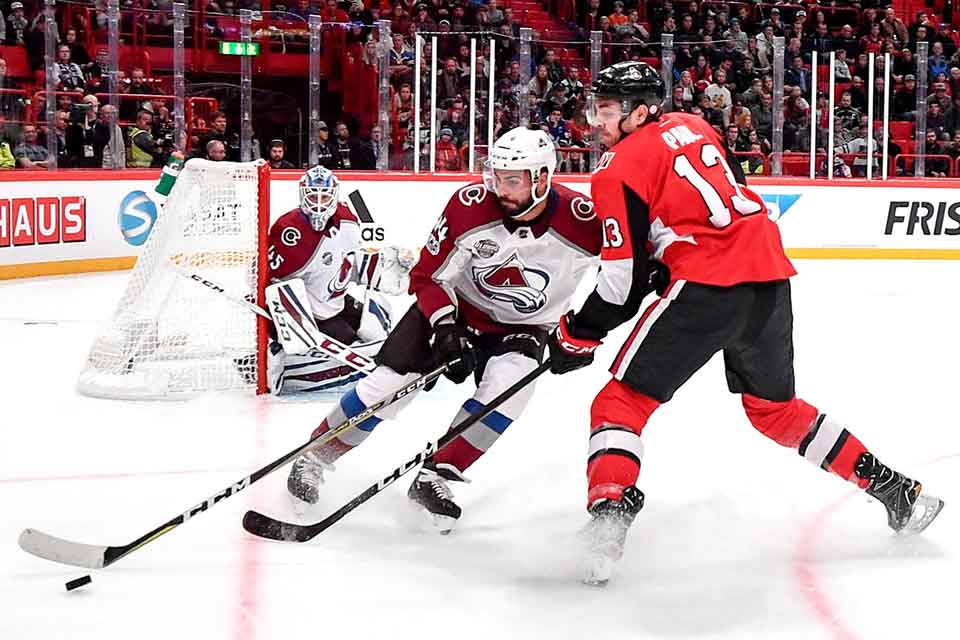 Colorados Mark Barberio gegen Ottawas Nick Paul.