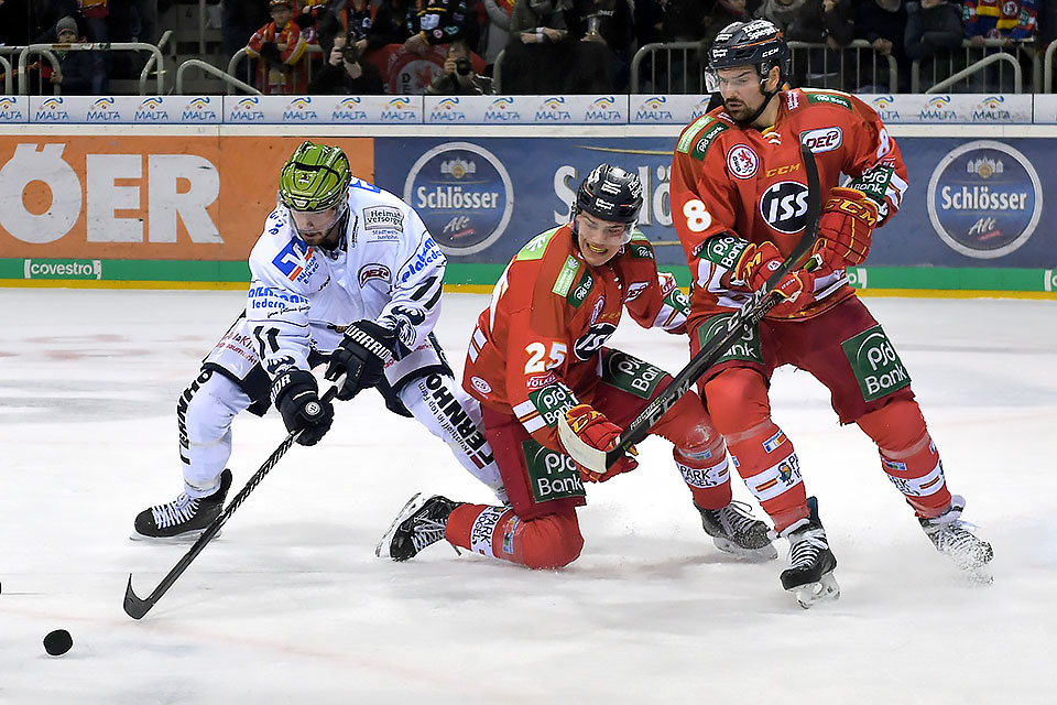 Iserlohns Christopher Brown gegen die Dsseldorfer Marco Nowak und Johannes Huss.