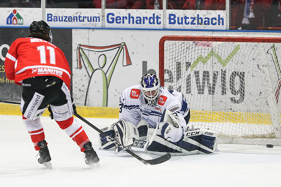 Bad Nauheims Eric Meland gegen SCR-Torwart Matthias Nemec.