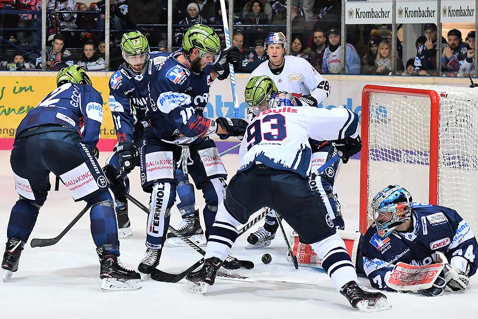 Viel Verkehr vor dem Tor der Iserlohn Roosters beim Spiel gegen Meister Mnchen.