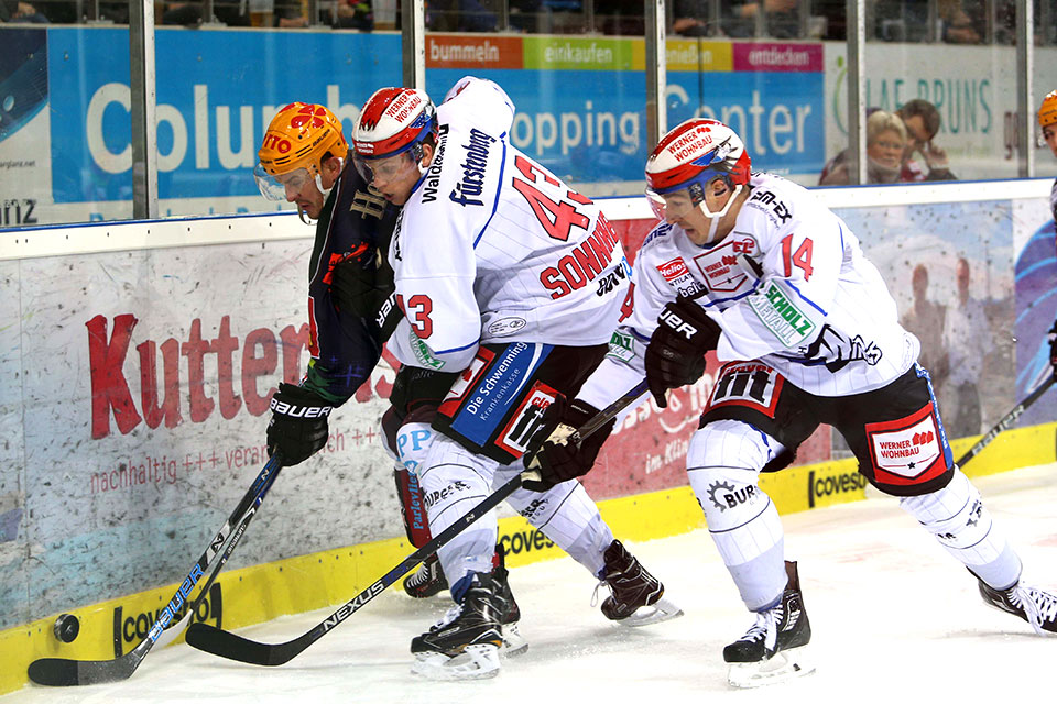 Schwenningens Kyle Sonnenburg versucht beim Spiel in Bremerhaven gegen Kris Newbury den Puck zu erobern.