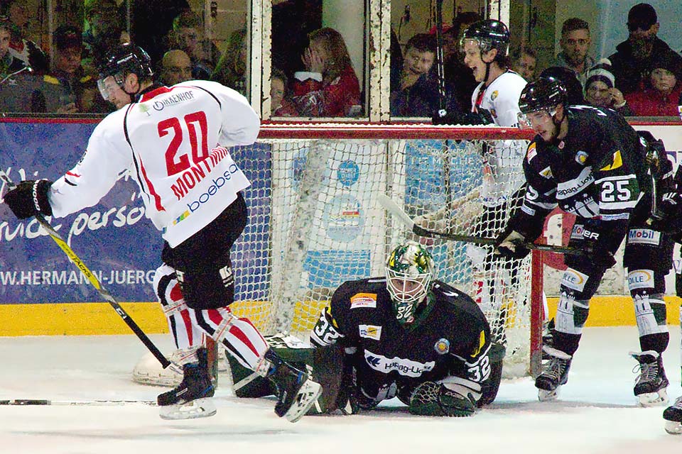 Timmendorfs Cedric Montminy freut sich ber zwei Tore beim Spiel in Hamburg.