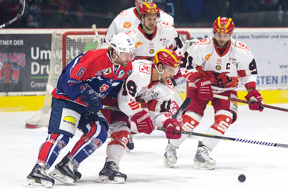 Hannovers Robby Hein gegen Halles Nathan Burns.