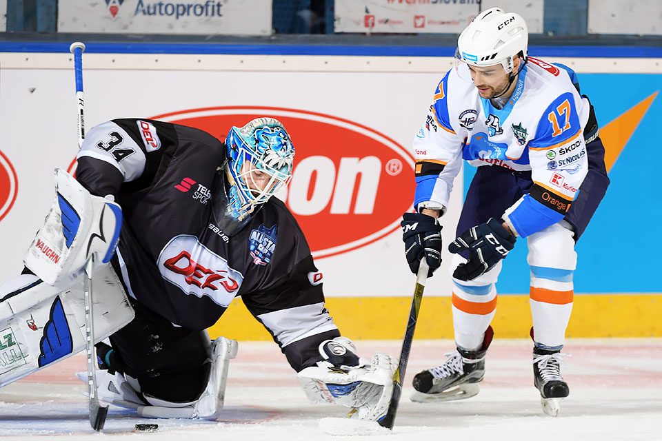 Eduard Cedivy aus der slowakischen Extraliga gegen DEL-Torhter Dustin Strahlmeier.