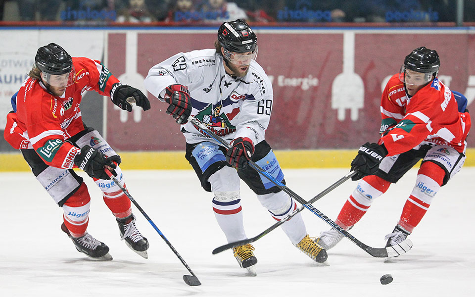 Freiburgs Radek Duda gegen die Bad Nauheimer Marius Erk und Leon Niederberger.