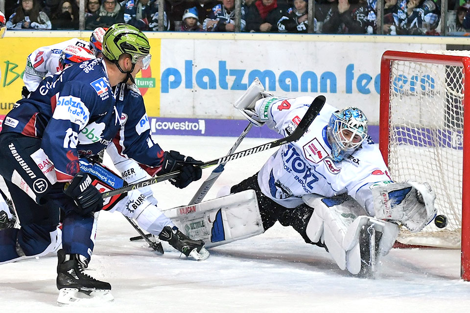 Schwenningens Torwart Dustin Strahlmeier mit einer Rettungstat beim Spiel in Iserlohn.