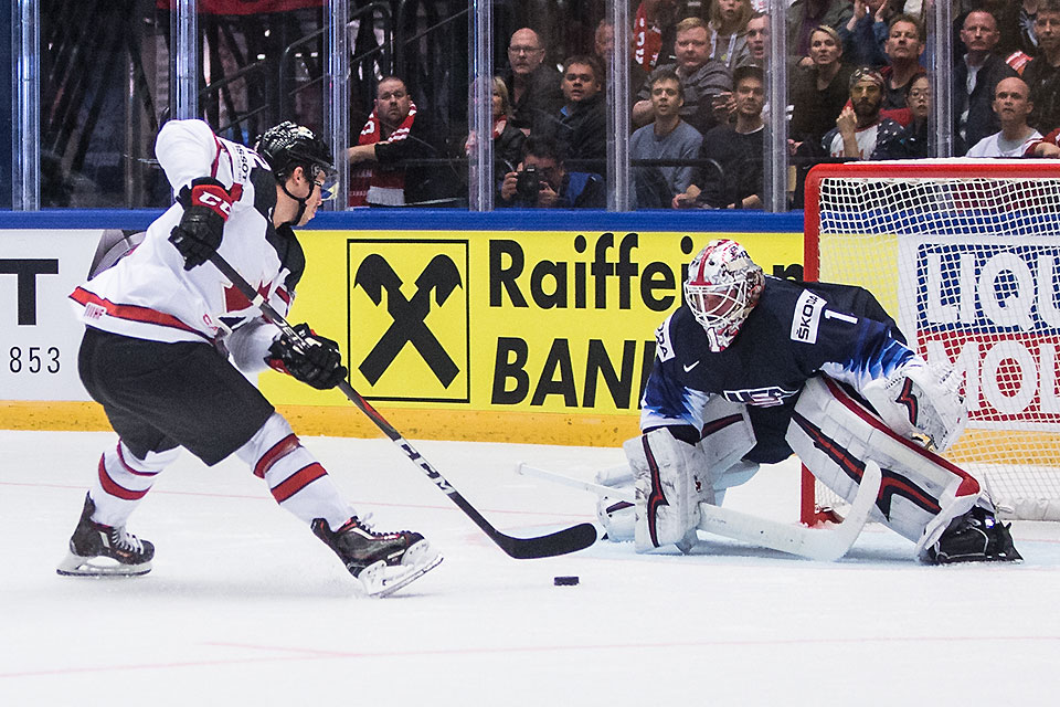 Kanadas Torwart Joshua Bailey scheitert an US-Torwart Keith Kinkaid.