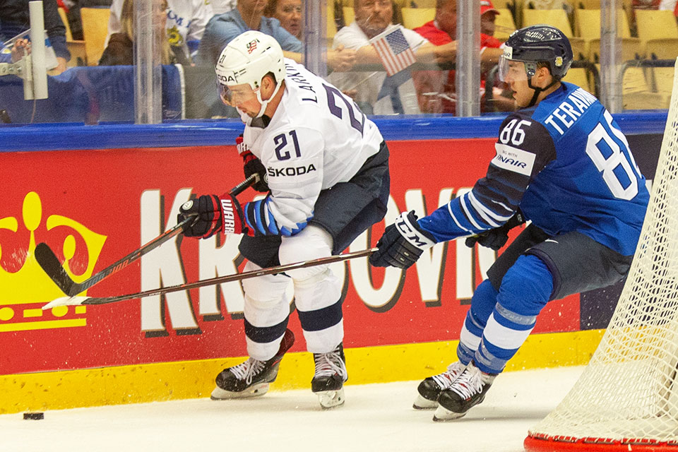 Finnlands Mikko Rantanen gegen den US-Amerikaner Dylan Larkin.