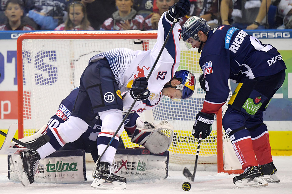 Mnchens Patrick Hager gegen Berlins Daniel Richmond.