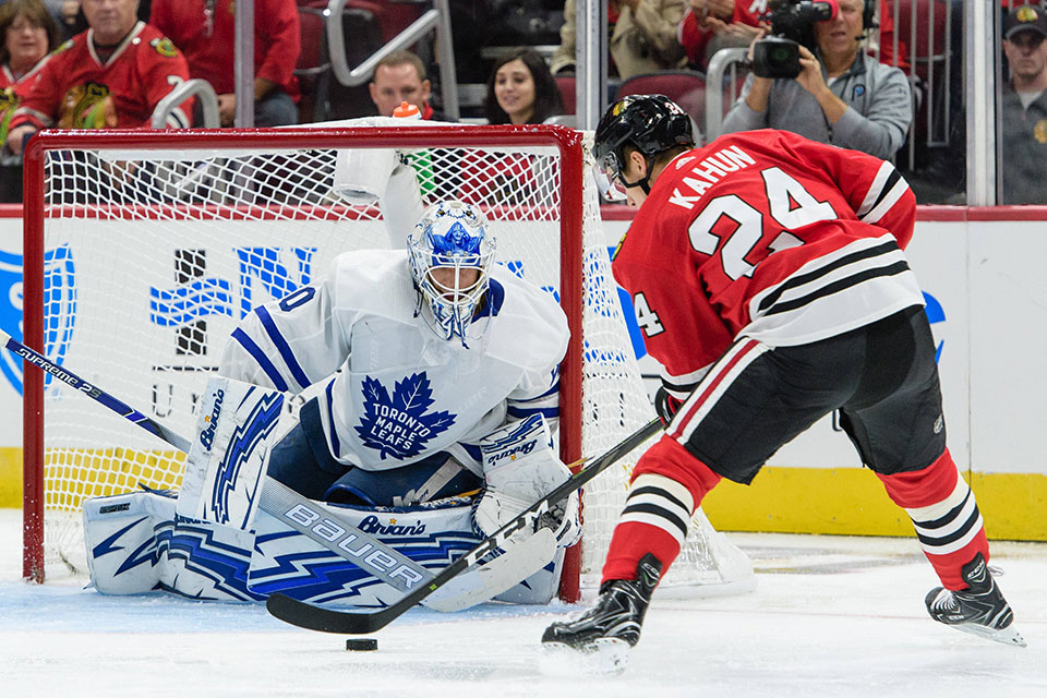 Dominik Kahun gegen Torontos Torhter Garret Sparks.