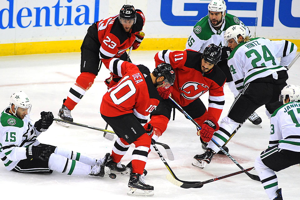 Jean-Sebastien Dea (10) und Brian Boyle (11) von den New Jersey Devils im Kampf um den Puck im Spiel gegen Dallas.