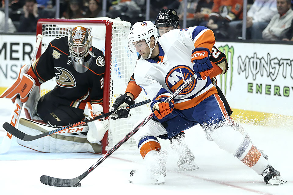 Islanders-Center Jordan Eberle gegen Anaheims Brandon Montour.