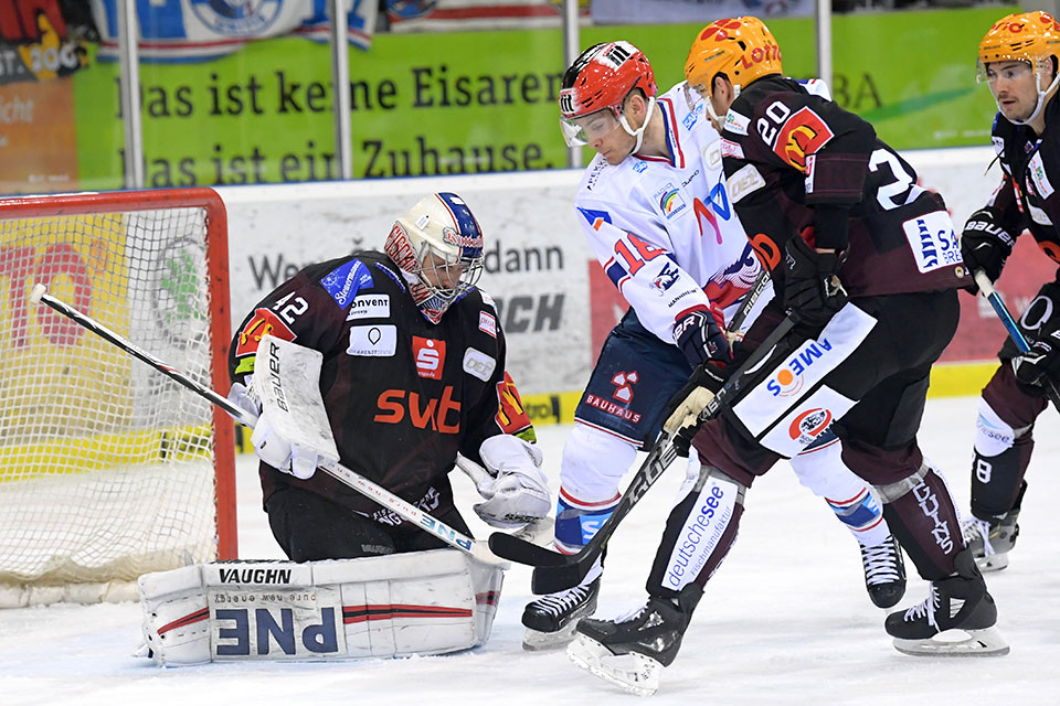 Bremerhavens Torwart Tomas Ppperle hat den Puck vor Mannheims Benjamin Smith.