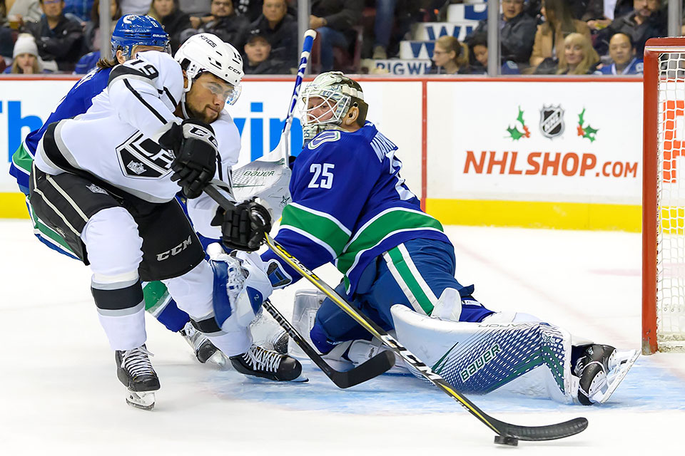 Alex Iafallo (Los Angeles Kings) gegen Jacob Markstrom im Tor der Vancouver Canucks.