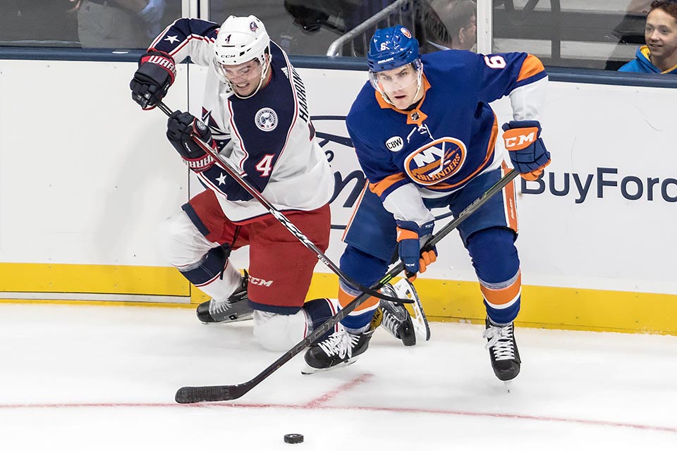 Scott Harrington von den Columbus Blue Jackets gegen Ryan Pulock von den New York Islanders.