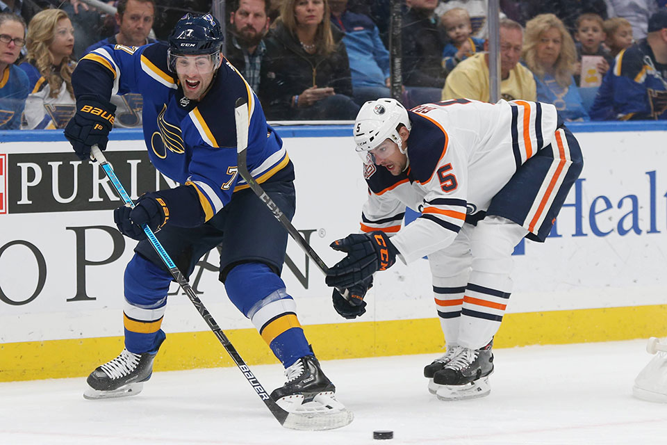 Edmontons Kevin Gravel (rechts) gegen Pat Maroon von den St. Louis Blues.