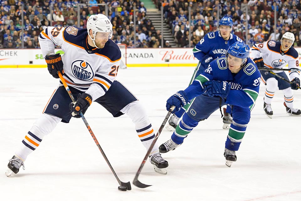 Leon Draisaitl gegen Vancouvers Antoine Roussel.