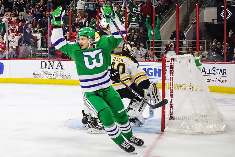 Carolinas Sebastian Aho sammelte vier Scorerpunkte gegen Boston.