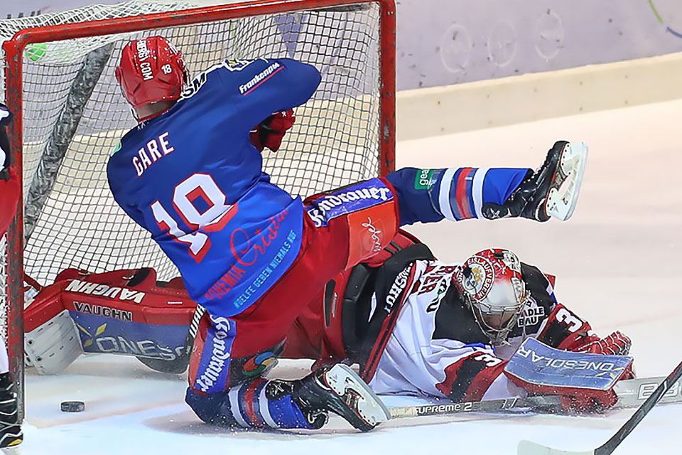 Selbs Landon Gare mit dem Puck im Landshuter Tor.