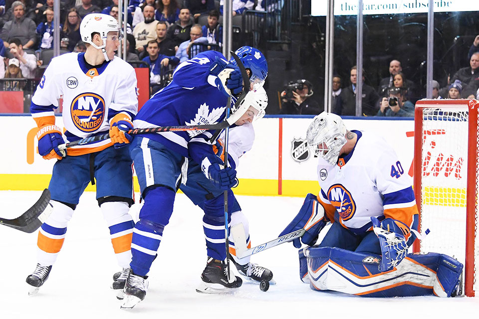 Torontos Auston Matthews gegen Islanders-Goalie Robin Lehner.