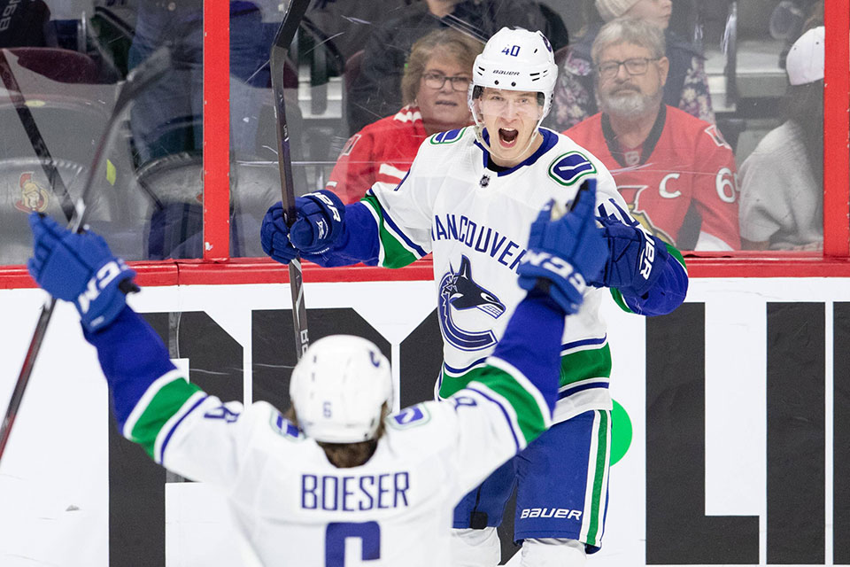 Elias Pettersson bejubelt seinen ersten Hattrick.