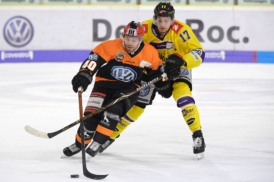 Daniel Sparre (Wolfsburg) im Zweikampf mit Kirill Kabanov (Krefeld).