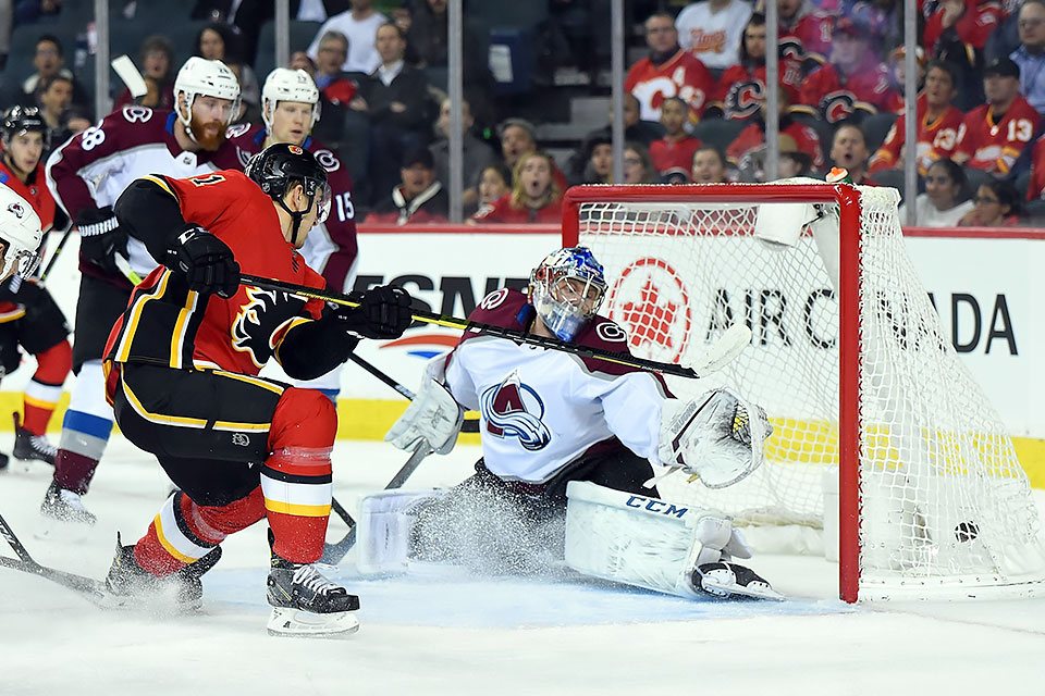 Calgarys Mikael Backlund trifft gegen Philipp Grubauer-Ersatz Semyon Varlamov.