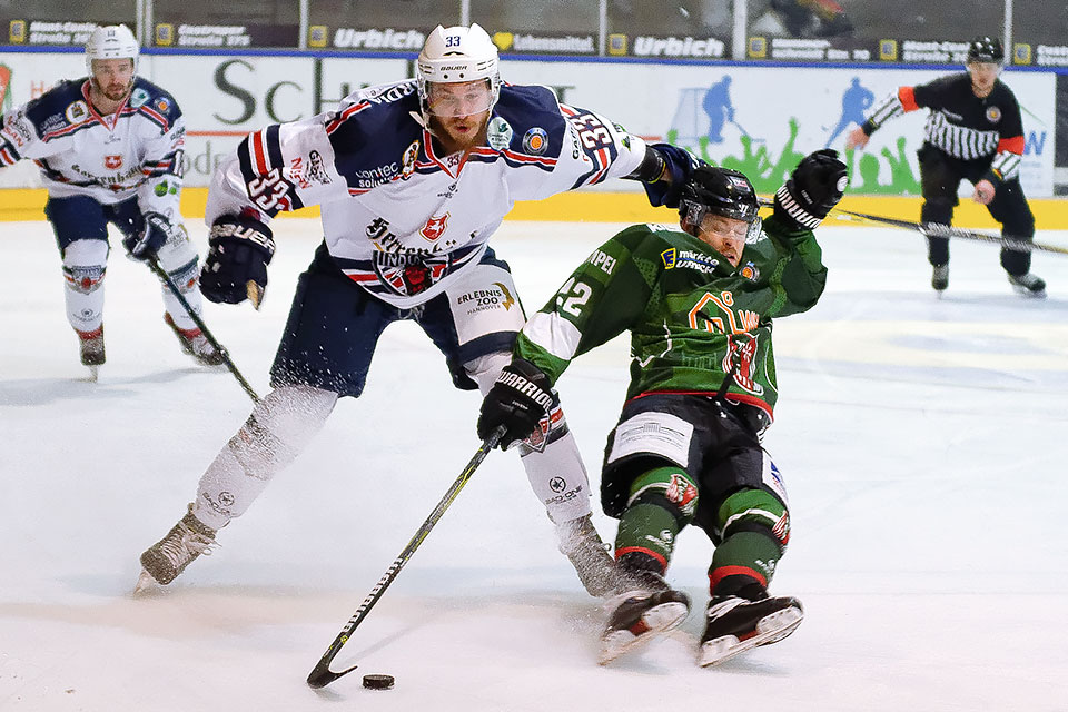 Indians-Neuzugang Arnoldas Bosas gegen Hernes Dennis Thielsch.