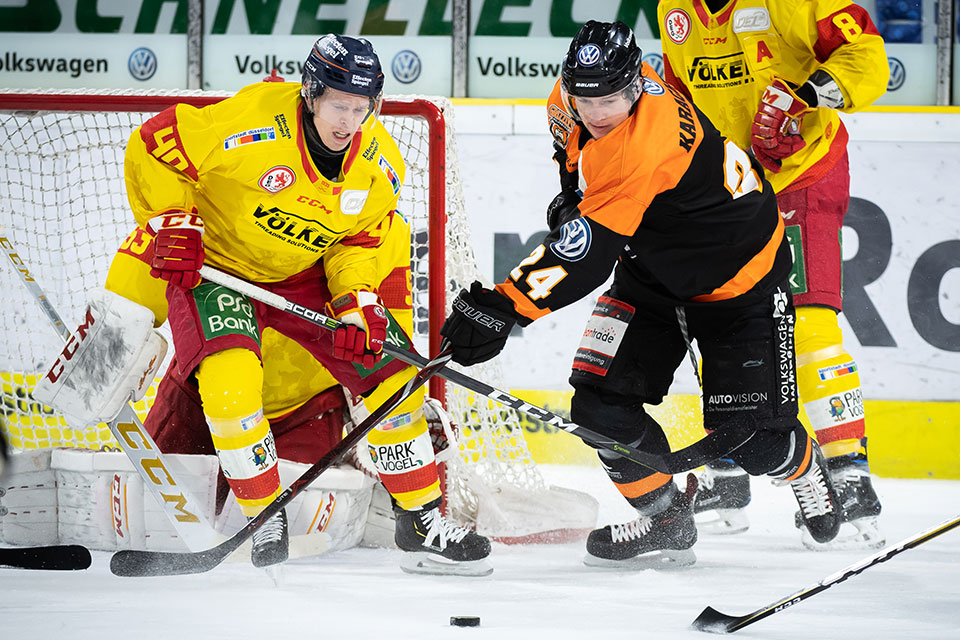 Ken Andre Olimb (Dsseldorfer EG) gegen Alexander Karachun (Wolfsburg).