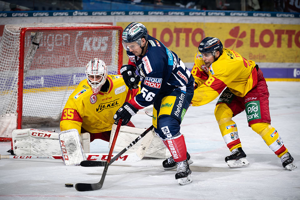 Eisbr Martin Buchwieser gegen die Dsseldorfer Mathias Niederberger und Niklas Torp.