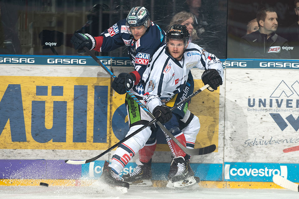 Berlins Jamie MacQueen gegen Straubings Max Renner.