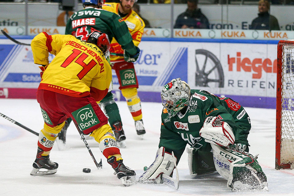 Dsseldorfs Jaedon Descheneau gegen Augsburgs Torwart Olivier Roy.