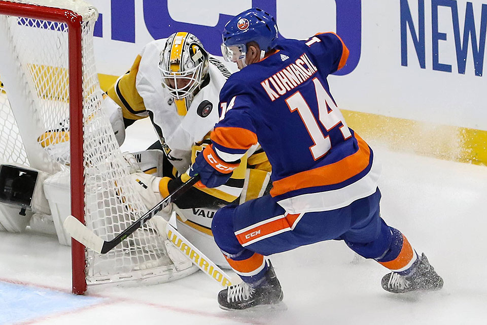 New Yorks Tom Khnachkl gegen Pittsburghs Torwart Matt Murray.