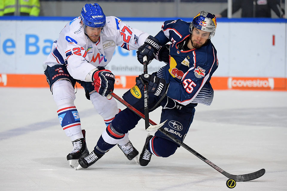 Brendan Mikkelson (Adler Mannheim) gegen Ryan Button (EHC Mnchen).