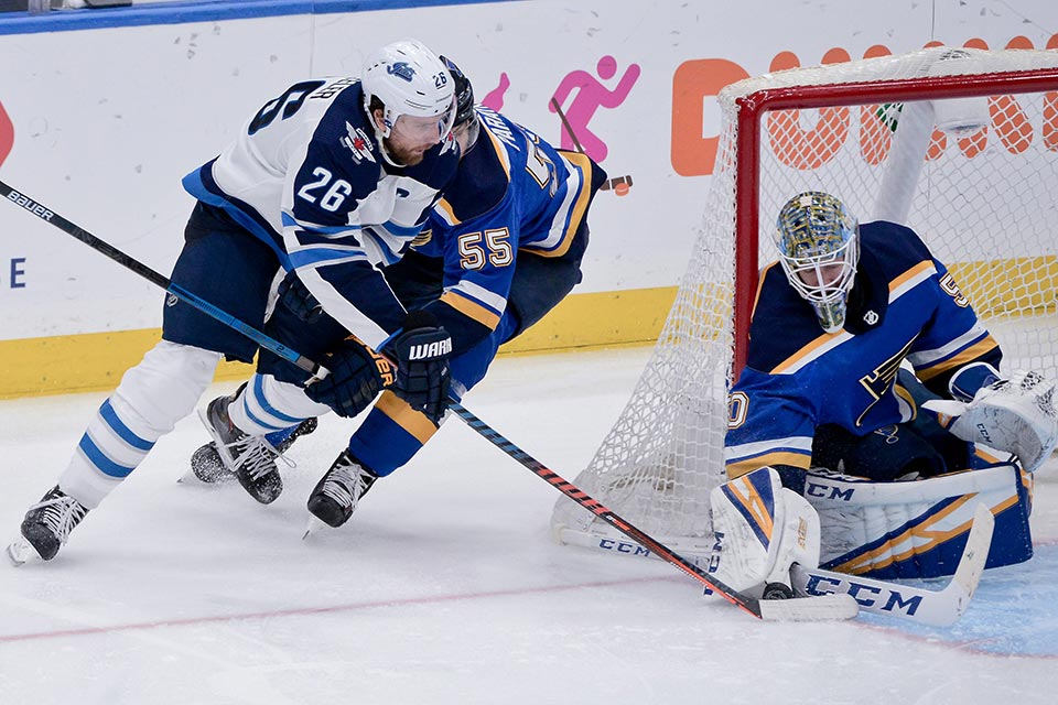 Blake Wheeler (Winnipeg) gegen Colton Parayko (St. Louis).