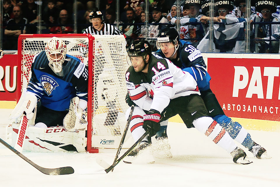 Torwart Kevin Lankinen beobachtet Teamkollege Miika Kovisto und Kanadas Adam Henrique.