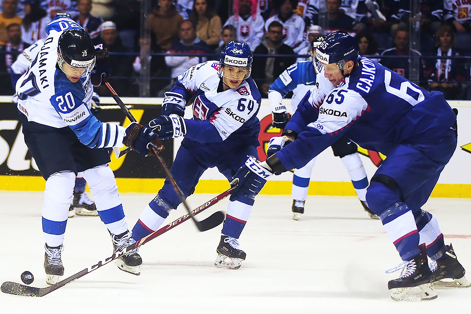 Finnlands Niko Ojamaki gegen die Slowaken Patrik Koch und Michal Cajkovsky.