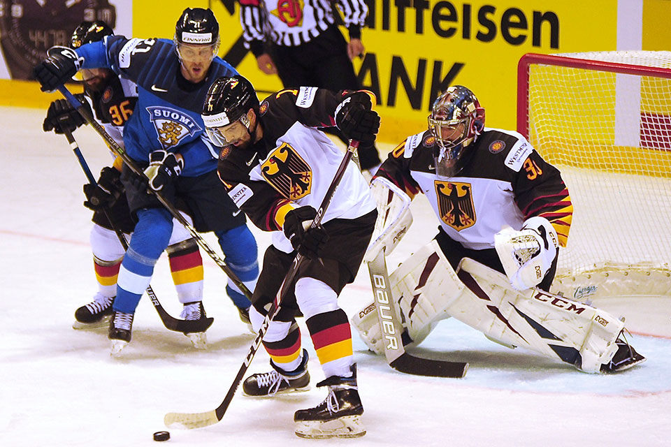 Marco Nowak hat den Puck vor Philipp Grubauer und Juhani Tyrvainen.