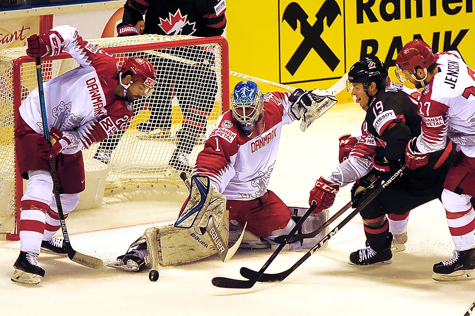 Kanadas Kyle Turris gegen Dnemarks Torwart Patrick Galbraith.