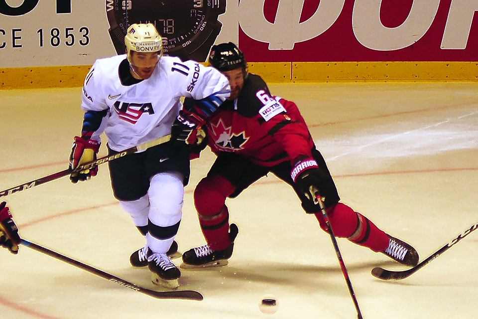 Luke Kunin (USA) gegen Mark Stone (Kanada).