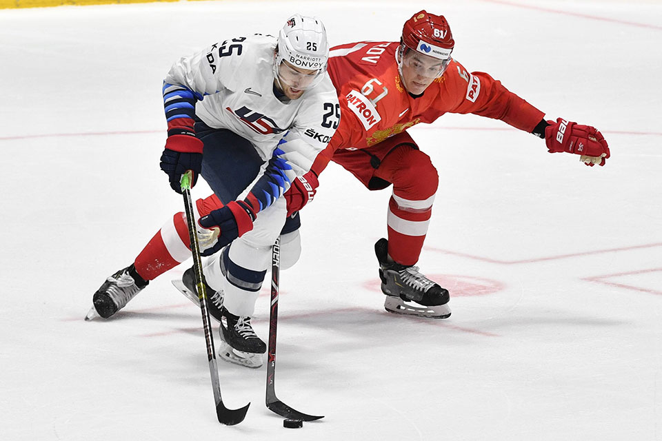 Nikita Zadorov (Russland) gegen James van Riemsdyk (USA).