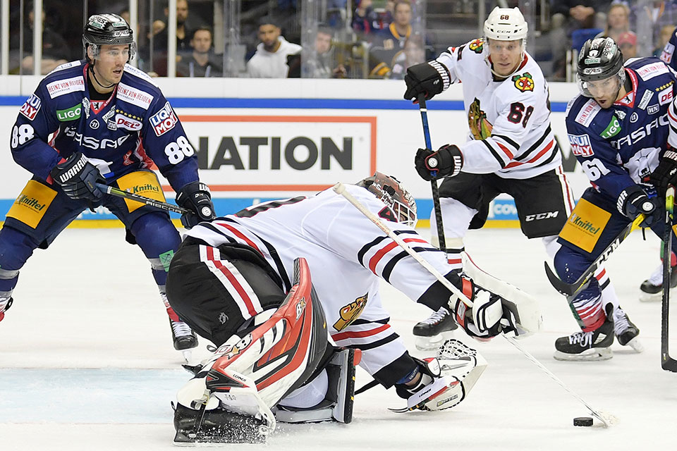 Robin Lehner sichert den Puck vor Berlins Torschtze Sean Backman.