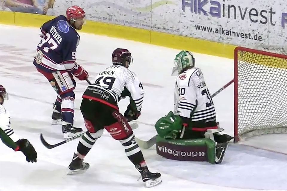 Rene Rthke trifft im Powerplay zum 4:0 gegen Rosenheim.