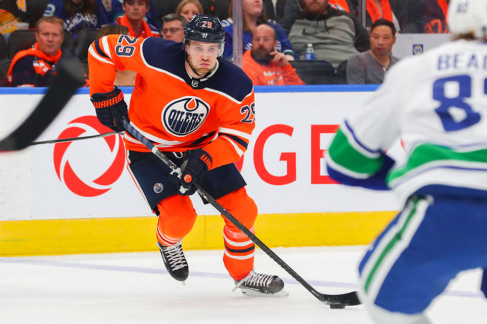 Leon Draisaitl beim Spiel gegen die Vancouver Canucks.