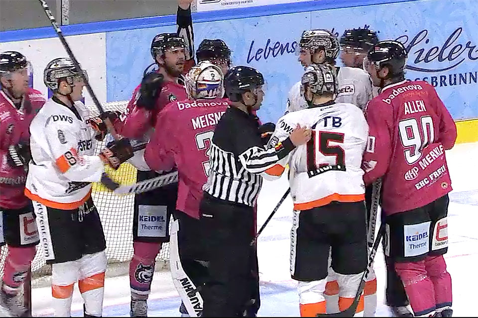 Rangelei beim Spiel Freiburg gegen Frankfurt.