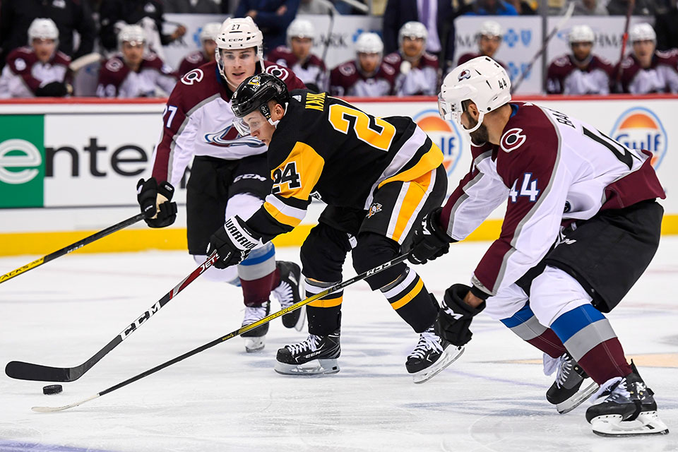 Dominik Kahun (Pittsburgh) gegen Ryan Graves und Mark Barberio (Colorado).