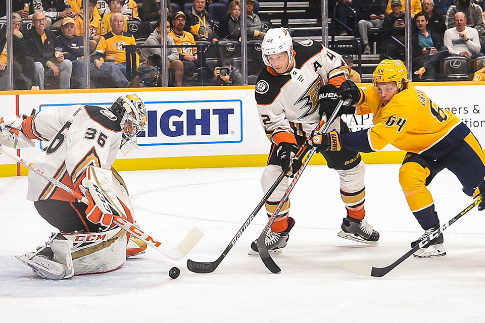 Nashvilles Strmer Mikael Granlund vor dem Tor der Anaheim Ducks.