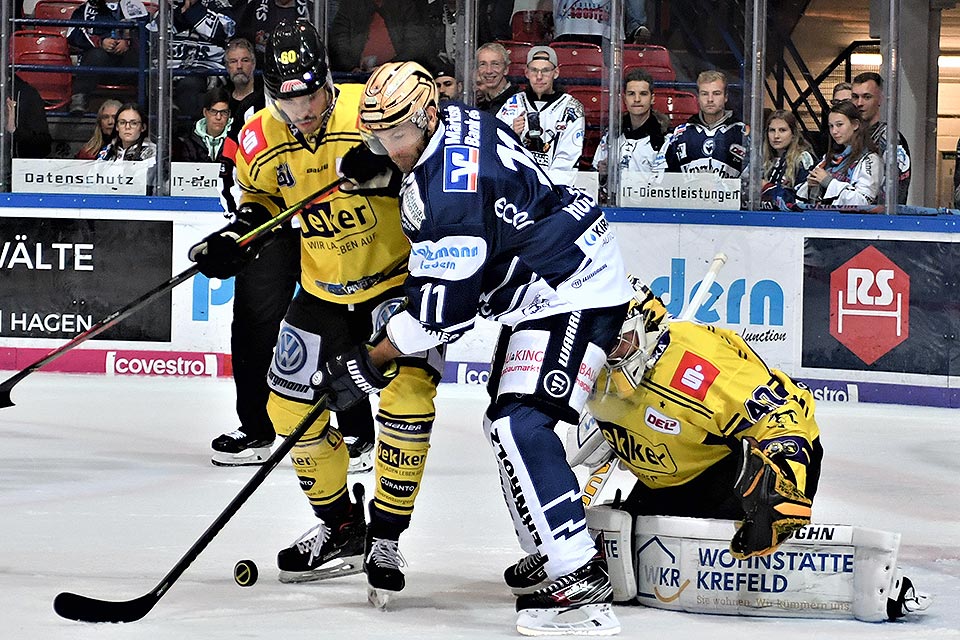 Iserlohns Michael Hoeffel gegen die Krefelder Philip Riefers und Jussi Rynns.