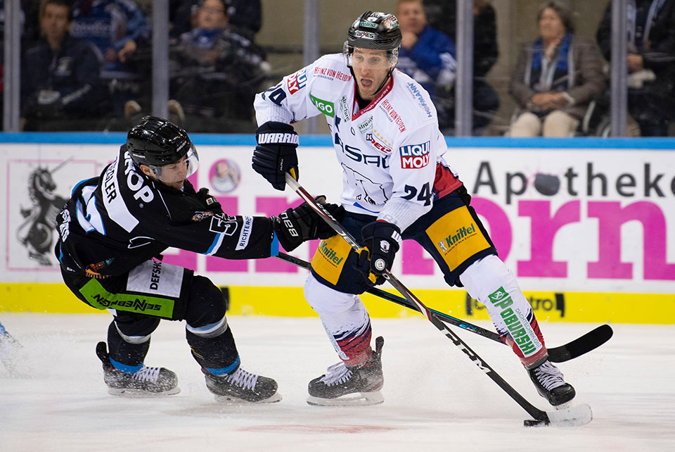 Sven Ziegler (Straubing Tigers) gegen Andre Rankel (Eisbren Berlin).