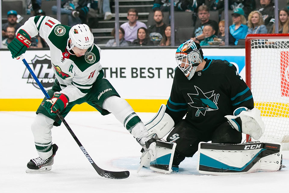 Minnesota Zach Parise gegen San Joses Torwart Martin Jones.